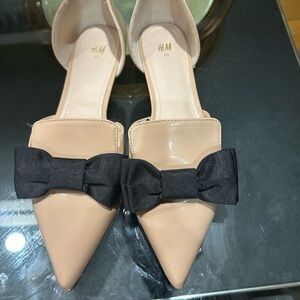 H&M Women's Peach Flats with Black Bow Accent